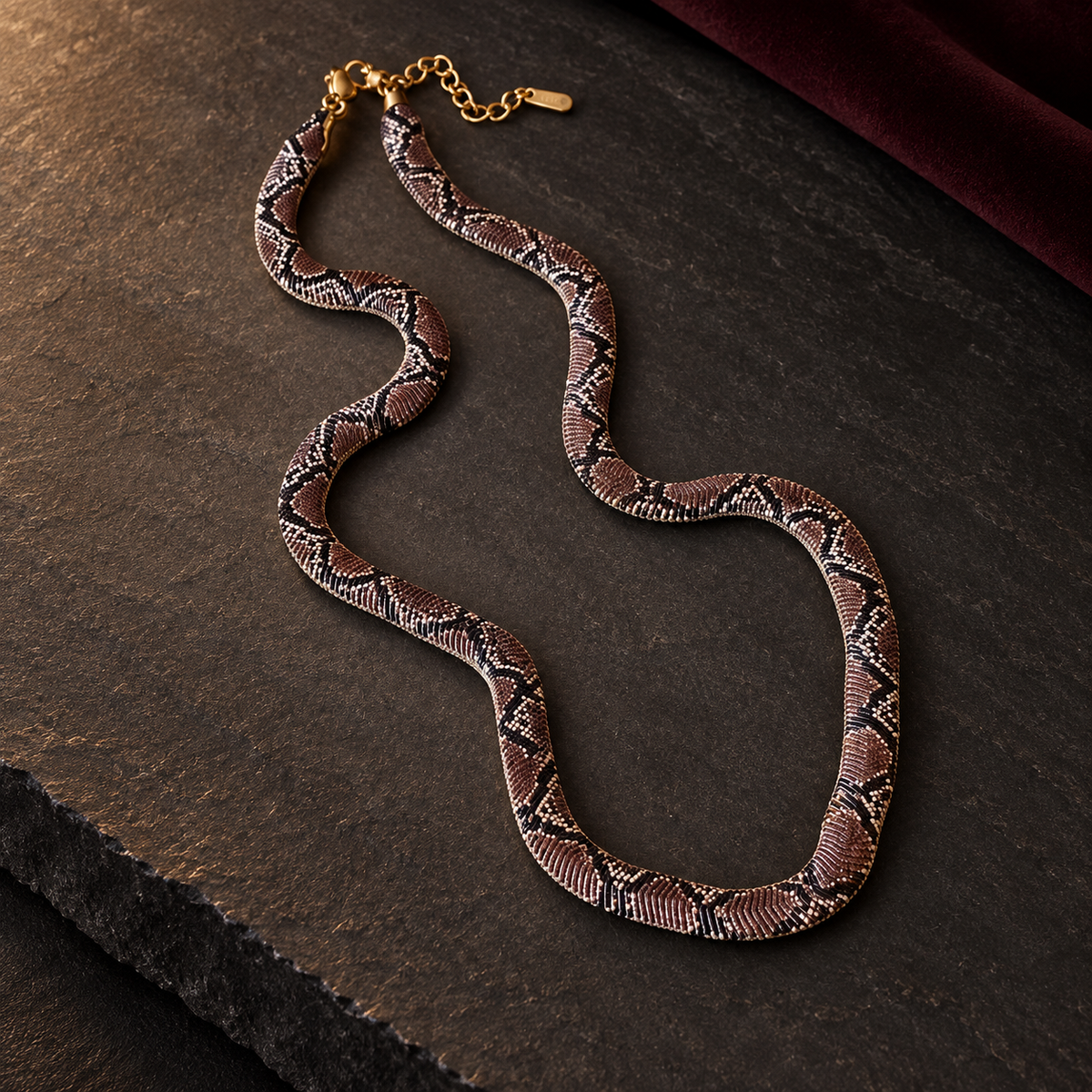 OUROSA Signature Serpent · python · dunkle Studioinszenierung